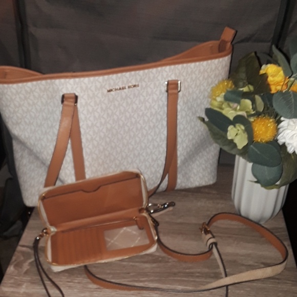Michael Kors Vanilla + Tan Tote w/ wallet - Picture 6 of 8